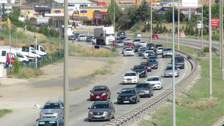 'Kilit kavşak'ta bayram dönüşü trafiği