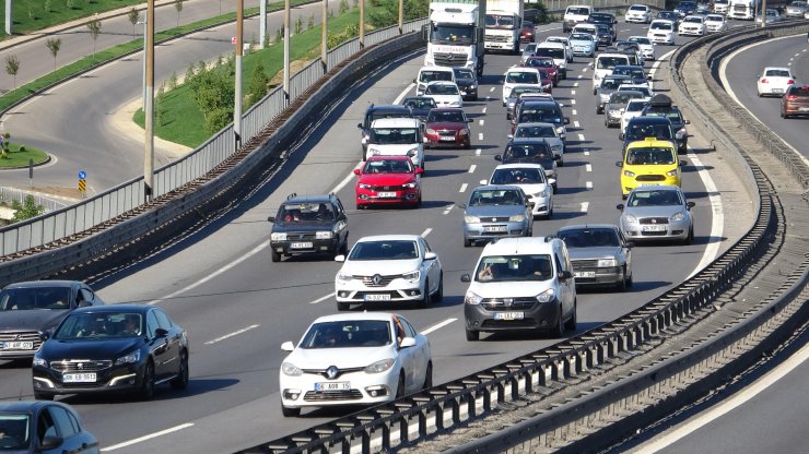 Kocaeli'de bayram dönüşü trafiği başladı