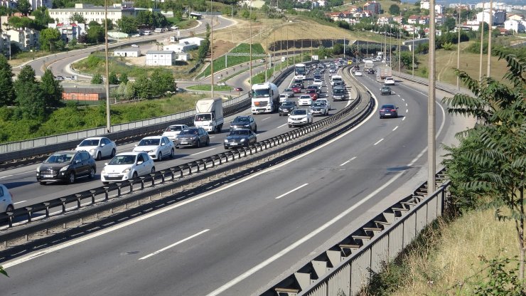 Kocaeli'de bayram dönüşü trafiği başladı