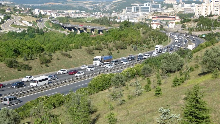 Kocaeli'de bayram dönüşü trafiği başladı
