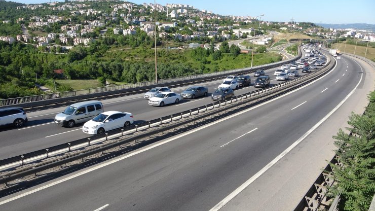 Kocaeli'de bayram dönüşü trafiği başladı