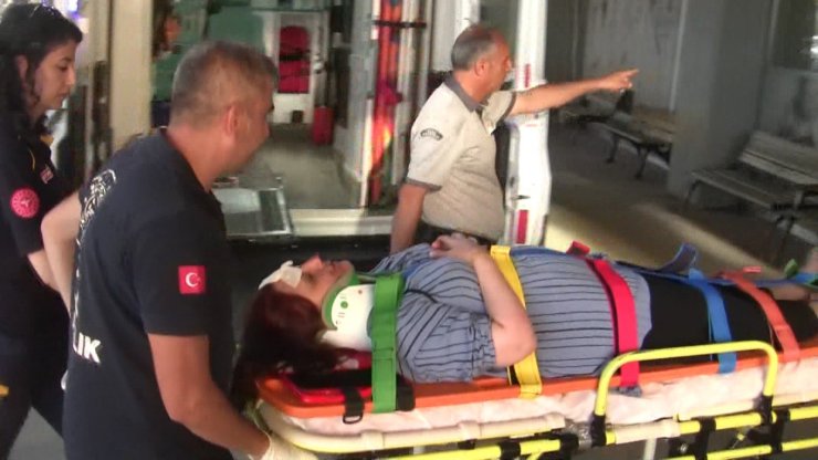 Kontrolden çıkan otomobil şarampole devrildi; aynı aileden 5 yaralı