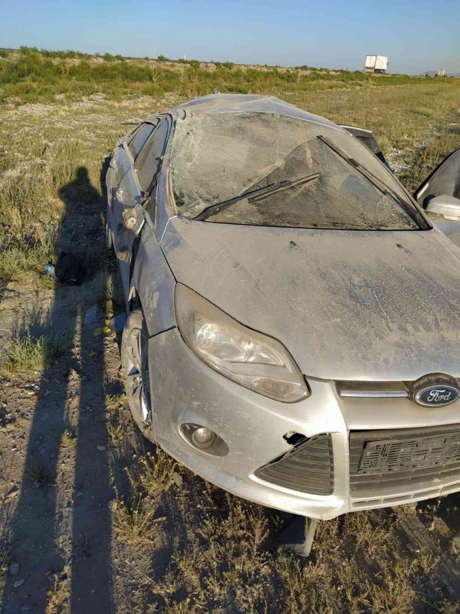 Konya'da refüje çarpan otomobil takla attı: 4 yaralı