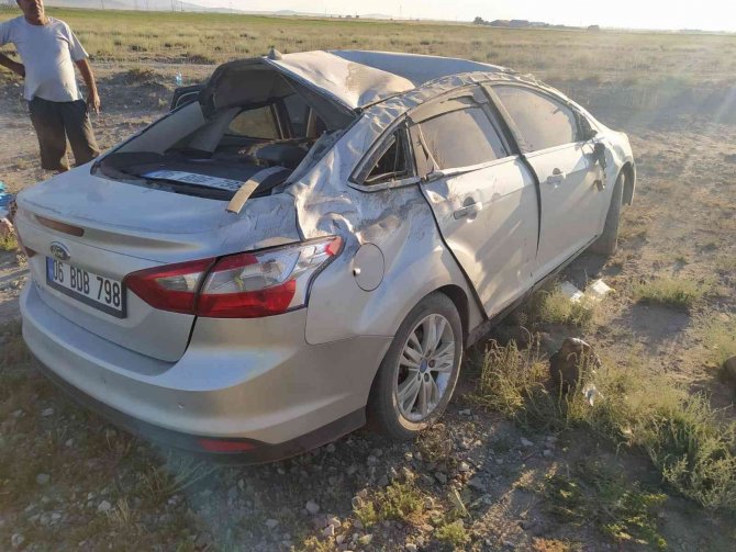 Konya'da refüje çarpan otomobil takla attı: 4 yaralı