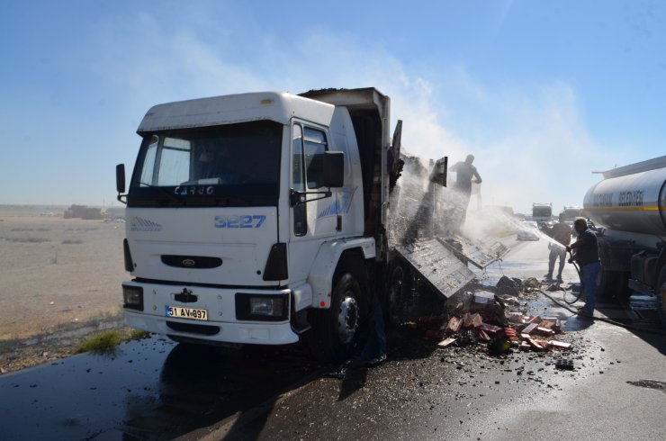 Konya'dan Kayseri'ye giden kamyonda yangın! Kasasındaki kuru pastalar yandı
