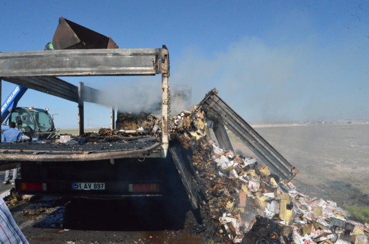 Konya'dan Kayseri'ye giden kamyonda yangın! Kasasındaki kuru pastalar yandı