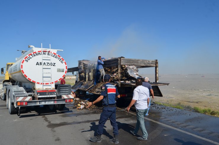 Konya'dan Kayseri'ye giden kamyonda yangın! Kasasındaki kuru pastalar yandı