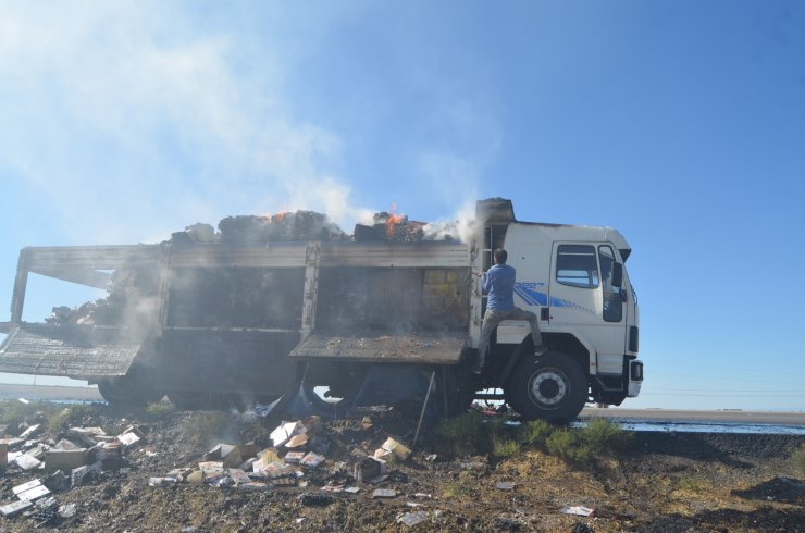 Konya'dan Kayseri'ye giden kamyonda yangın! Kasasındaki kuru pastalar yandı