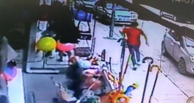 Müşteri gibi geldi, çalıp kaçarken kameraya yakalandı