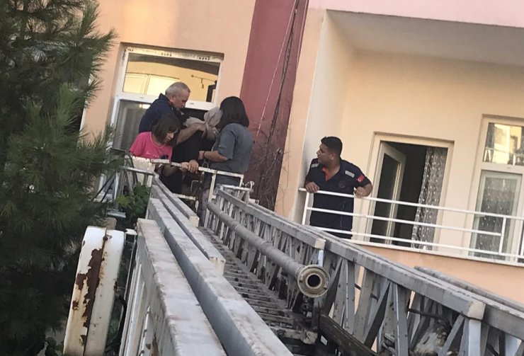 Nusaybin'de bodrum katta yangın çıktı; 5 kişi dumandan etkilendi