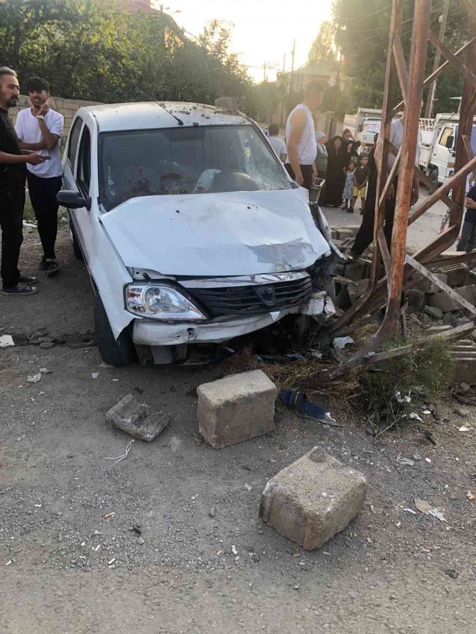 Otomobil direğe çarptı: 1 yaralı