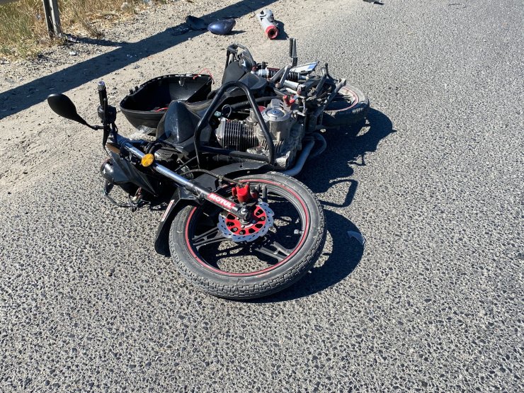 Otomobille çarpışan motosikletli ağır yaralandı