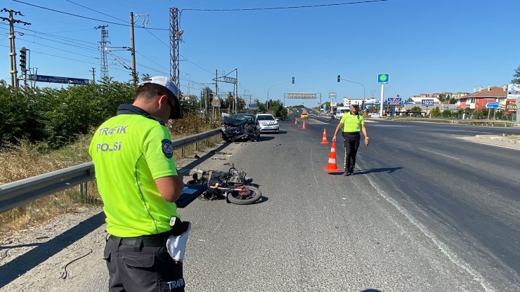 Otomobille çarpışan motosikletli ağır yaralandı