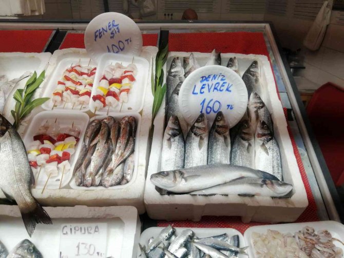 Rüzgarlı hava balık tezgahlarına yansıdı