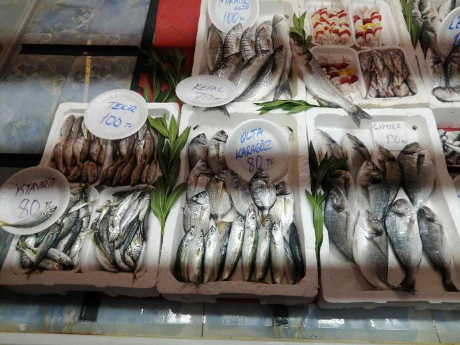 Rüzgarlı hava balık tezgahlarına yansıdı