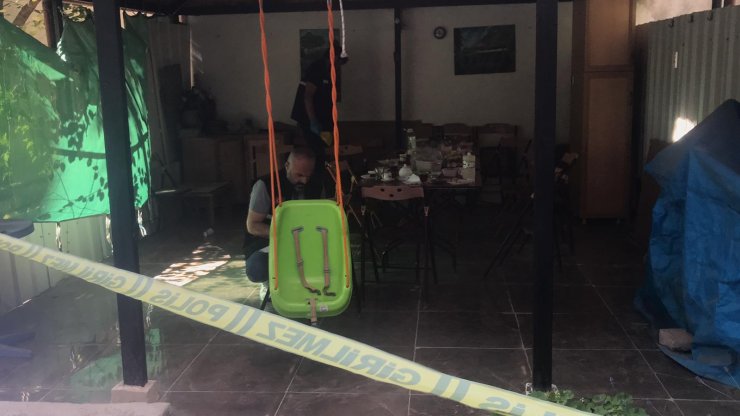 Salıncakta sallanırken magandanın tüfeğinden çıkan saçmalarla yaralandı