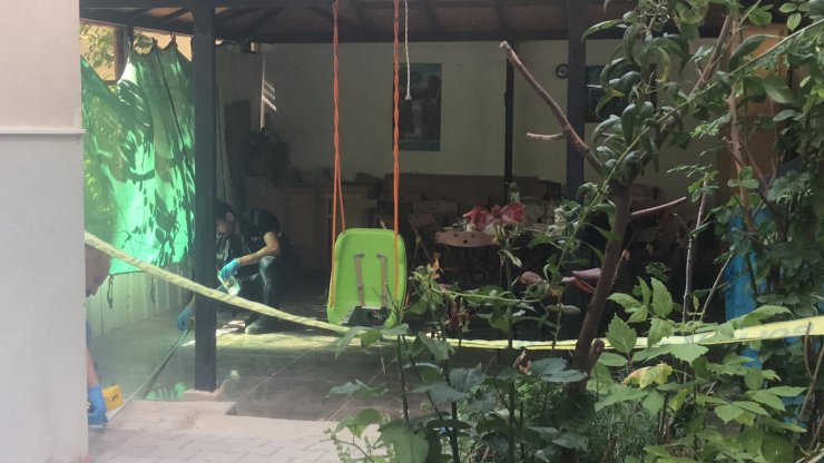 Salıncakta sallanırken magandanın tüfeğinden çıkan saçmalarla yaralandı