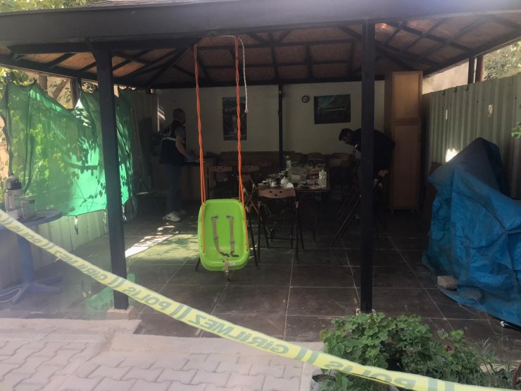 Salıncakta sallanırken magandanın tüfeğinden çıkan saçmalarla yaralandı