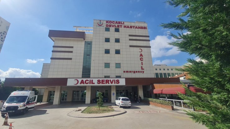 Sıra beklemek istemeyen hasta, tıbbi sekreterin elini ısırdı