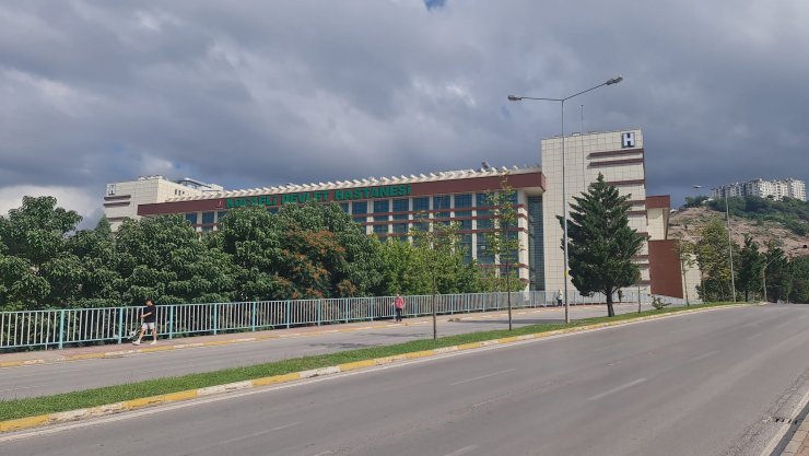 Sıra beklemek istemeyen hasta, tıbbi sekreterin elini ısırdı