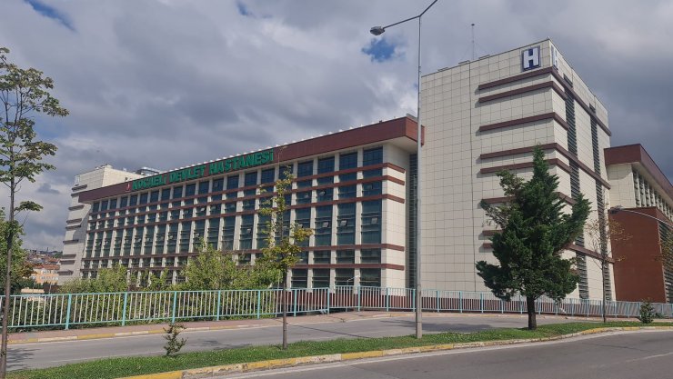 Sıra beklemek istemeyen hasta, tıbbi sekreterin elini ısırdı