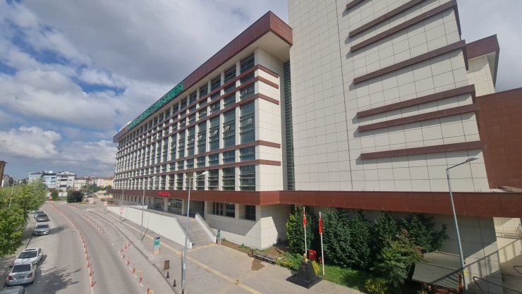 Sıra beklemek istemeyen hasta, tıbbi sekreterin elini ısırdı