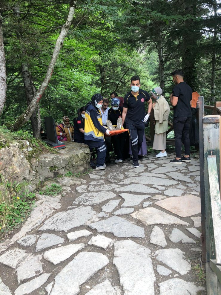 Sümela Manastırı'na gidilen patikada taş düştü; 2 yaralı