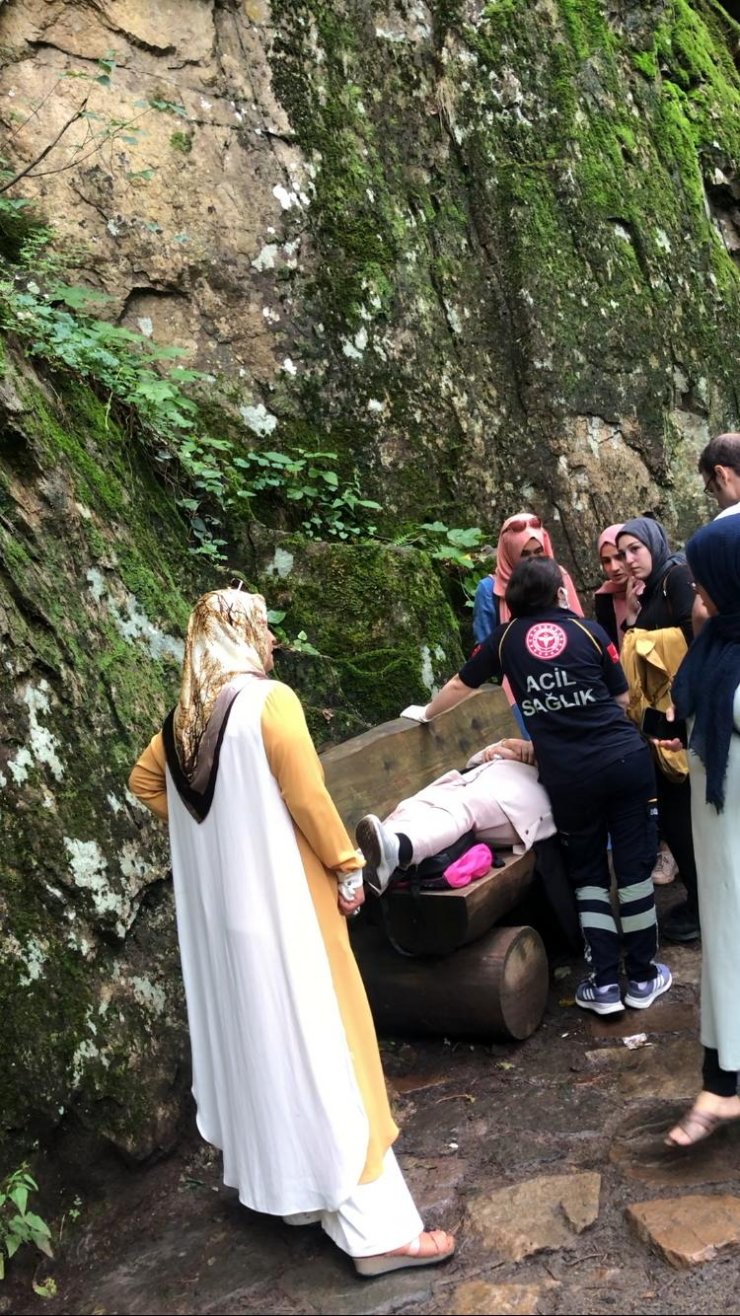 Sümela Manastırı'na gidilen patikada taş düştü; 2 yaralı