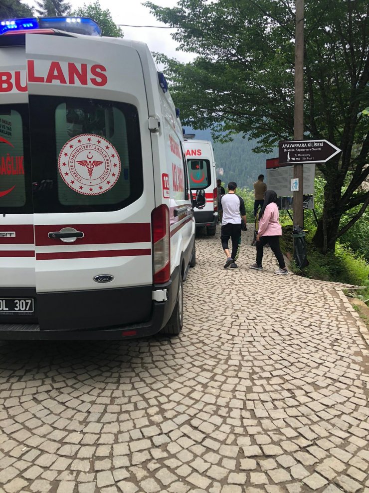 Sümela Manastırı'na gidilen patikada taş düştü; 2 yaralı