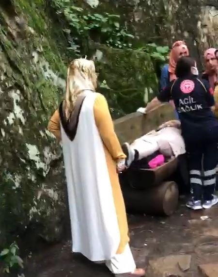 Sümela Manastırı'na gidilen patikada taş düştü; 2 yaralı