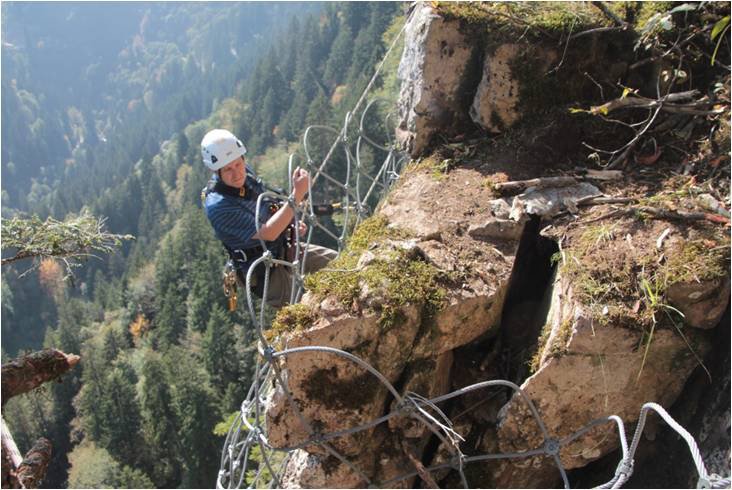Sümela Manastırı'na gidilen patikada taş düştü; 2 yaralı