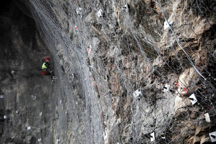 Sümela Manastırı'na gidilen patikada taş düştü; 2 yaralı