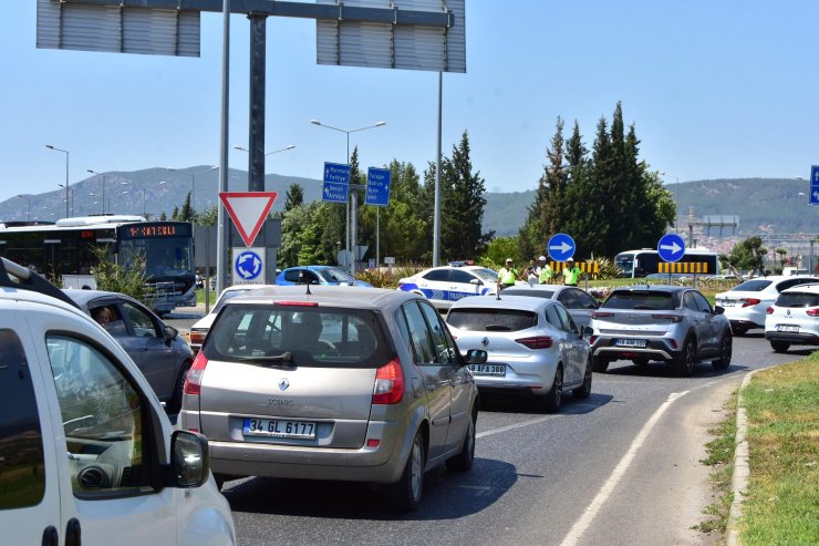 Tatilcilerin dönüşe geçtiği Muğla'da kilometrelerce araç kuyruğu oluştu