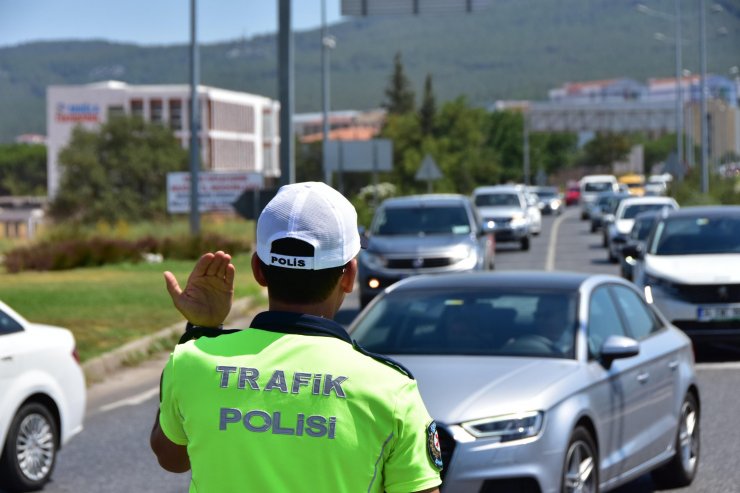 Tatilcilerin dönüşe geçtiği Muğla'da kilometrelerce araç kuyruğu oluştu