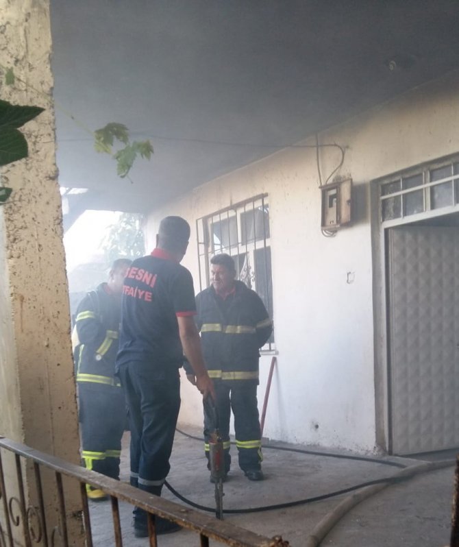 Yangında ev kullanılmaz hale geldi