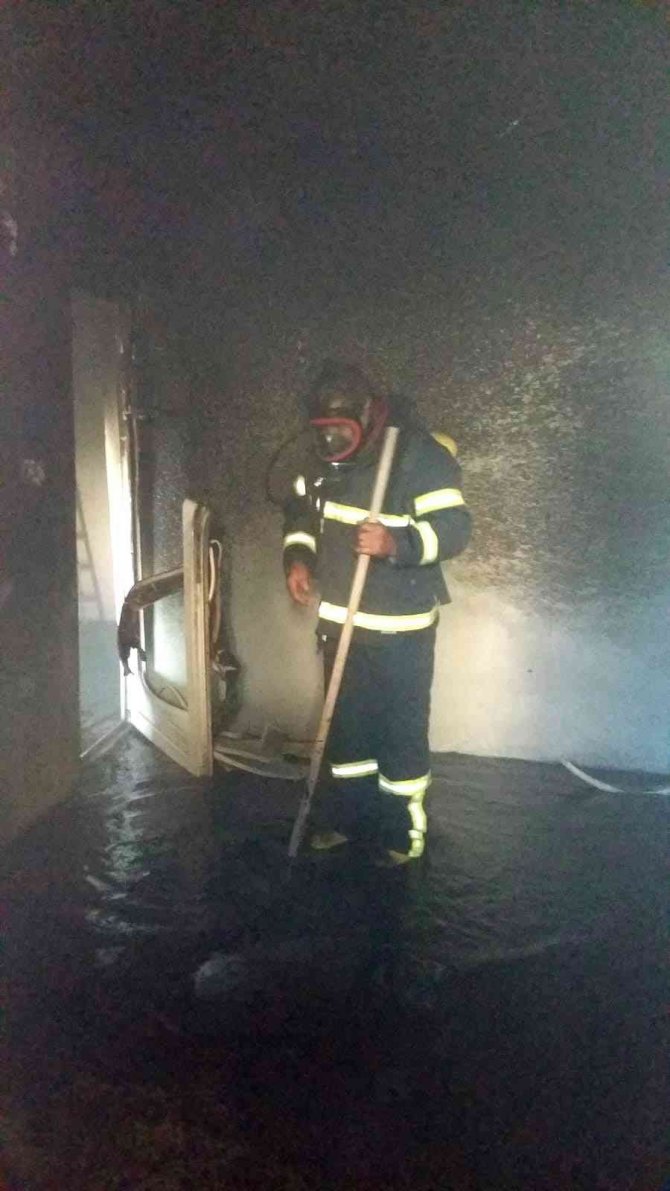 Yangında ev kullanılmaz hale geldi