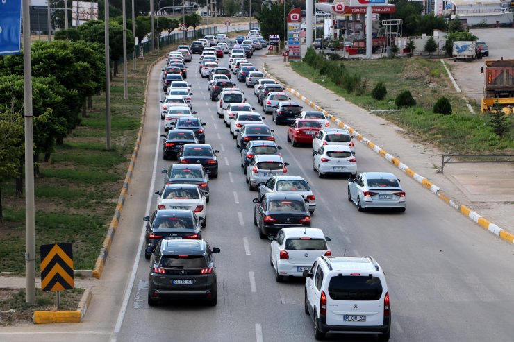 Afyonkarahisar- Antalya kara yolunda bayram dönüş trafiği