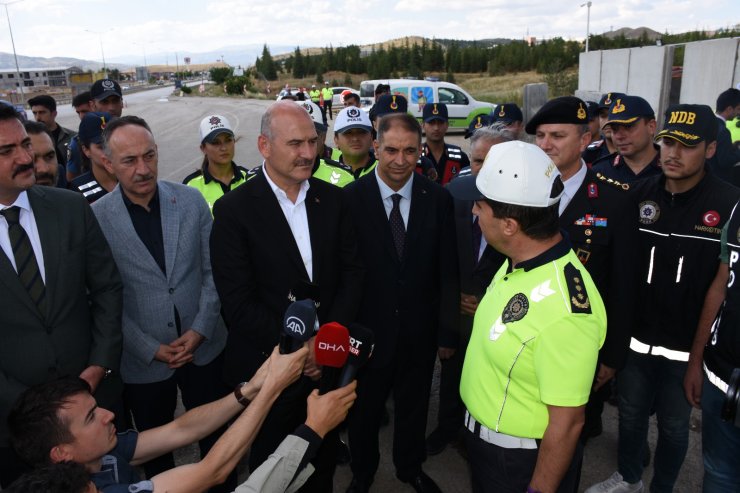 Bakan Soylu, 'kilit kavşak' Kırıkkale'de trafik denetimine katıldı
