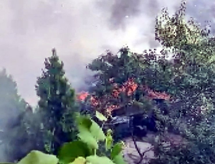 Bir saat ara ile iki arsada yangın