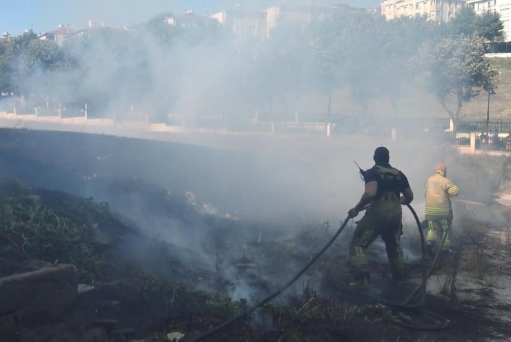 Bir saat ara ile iki arsada yangın