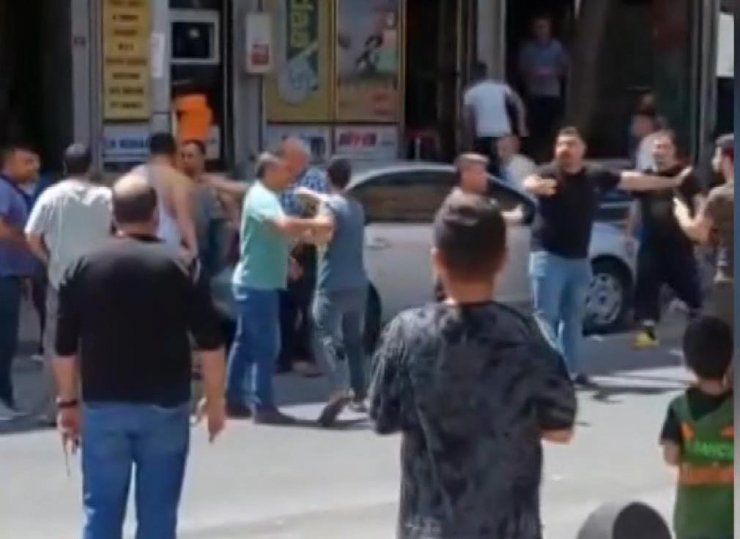 Caddeye taşan kavgada ortalık karıştı   