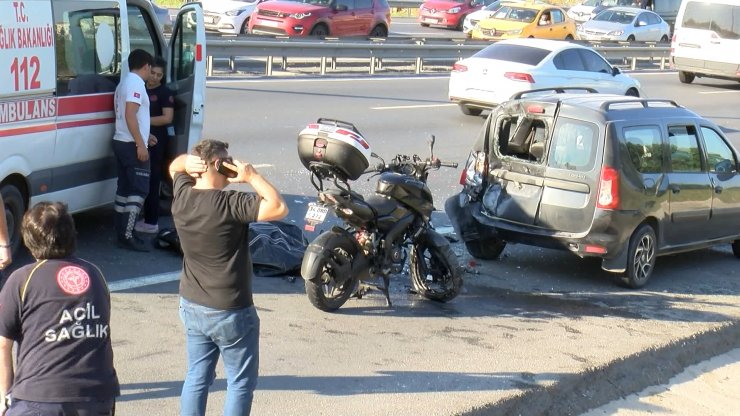 Hafif ticari araca çarpan motosikletin sürücüsü öldü