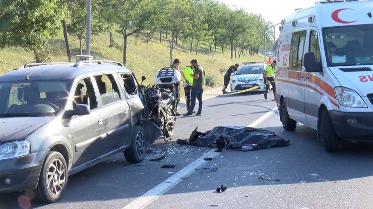 Hafif ticari araca çarpan motosikletin sürücüsü öldü