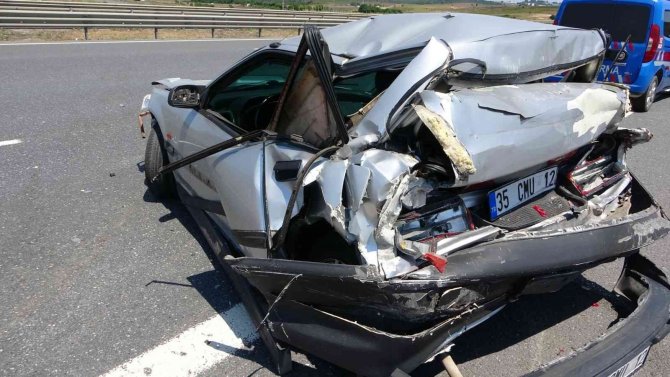 İki saat önce aldığı otomobiline kamyon çarptı, araç bu hale geldi