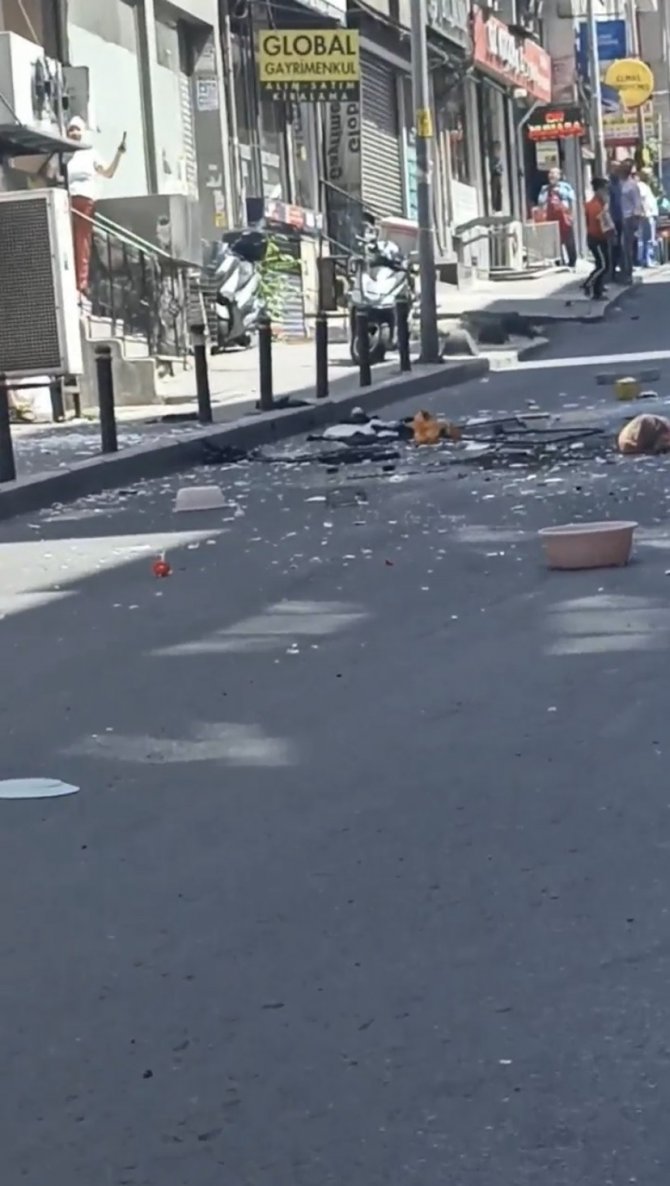 İlginç anlar: Eşinin tutuklandığını öğrenince eşyaları sokağa attı