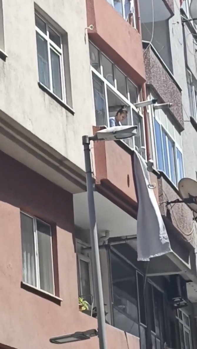 İlginç anlar: Eşinin tutuklandığını öğrenince eşyaları sokağa attı