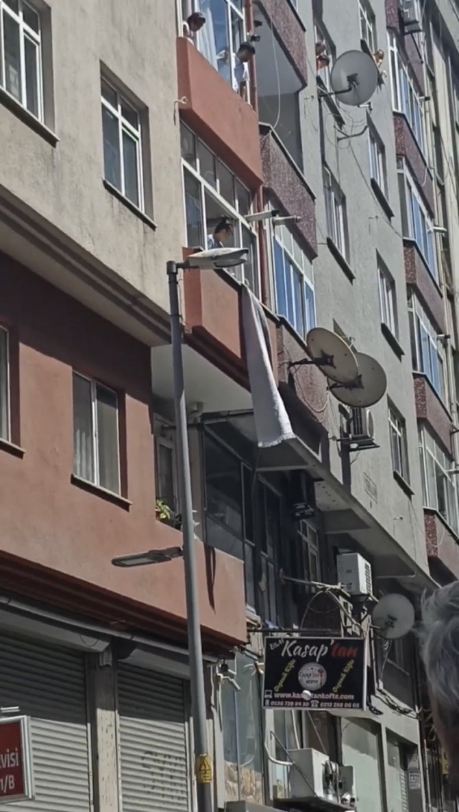 İlginç anlar: Eşinin tutuklandığını öğrenince eşyaları sokağa attı