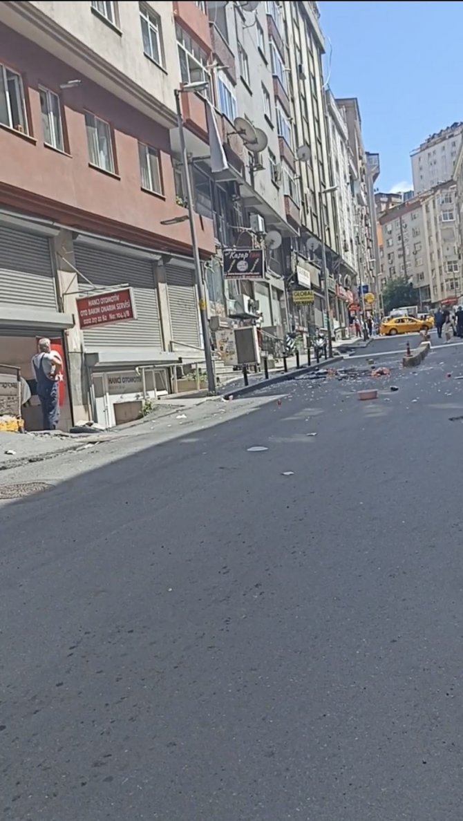 İlginç anlar: Eşinin tutuklandığını öğrenince eşyaları sokağa attı