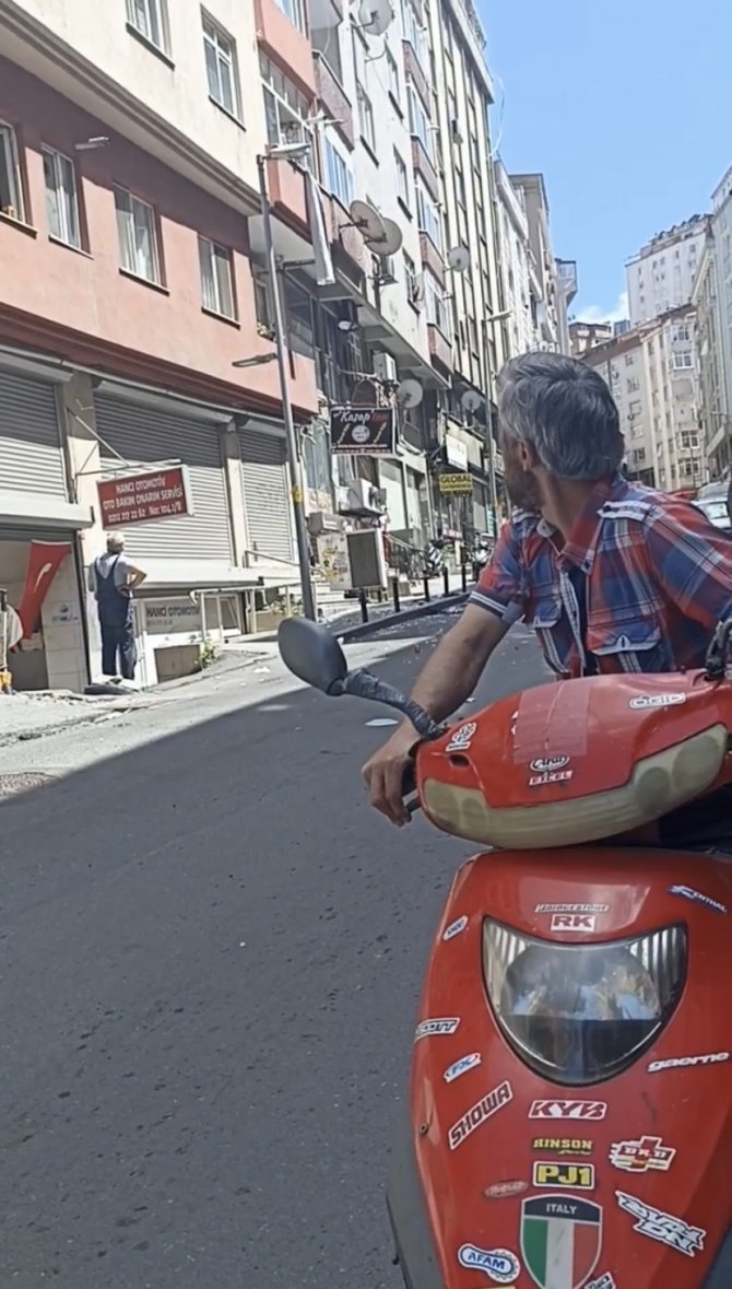 İlginç anlar: Eşinin tutuklandığını öğrenince eşyaları sokağa attı