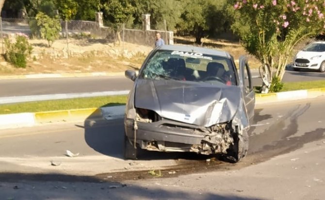 Kontrolden çıkan otomobil aydınlatma direğine çarptı